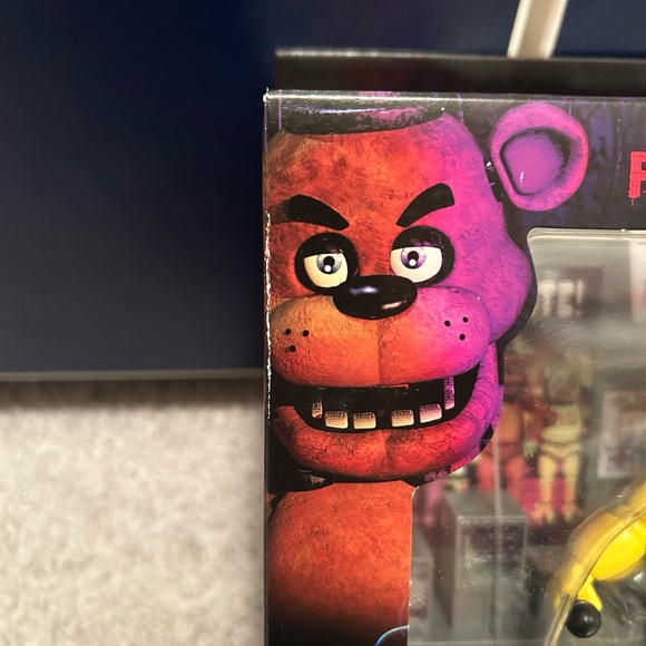 Five Night’s at Freddy Golden Freddy with Office Jazwares - Picture 5 of 14